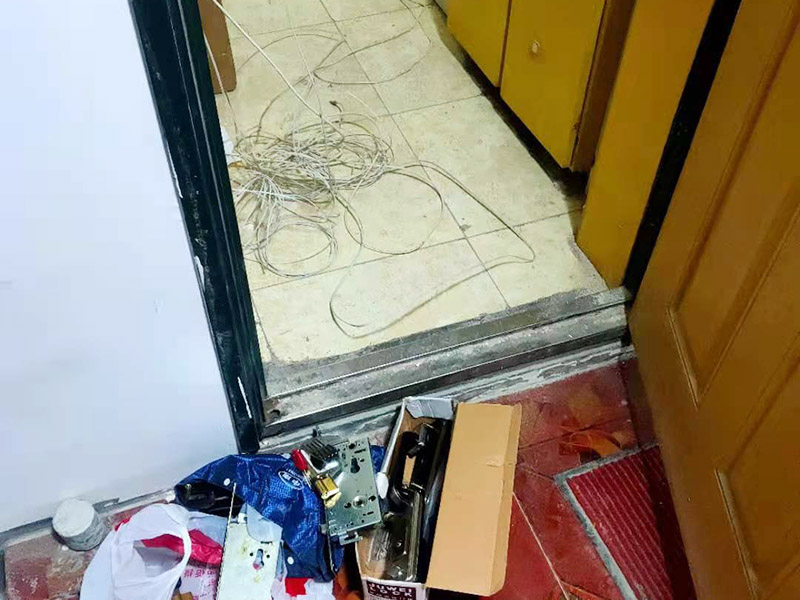 門鎖維修更換：首先要擰開門鎖面板的固定螺絲，并取下把手松動一側的面板。找到把手的固定螺絲擰緊，最后原樣裝回即可。 鎖芯的損壞更換，首先要擰開鎖芯的固定螺絲，并取出鎖芯。然后更換與原鎖匹配的鎖芯，對準位置擰緊加固螺絲。