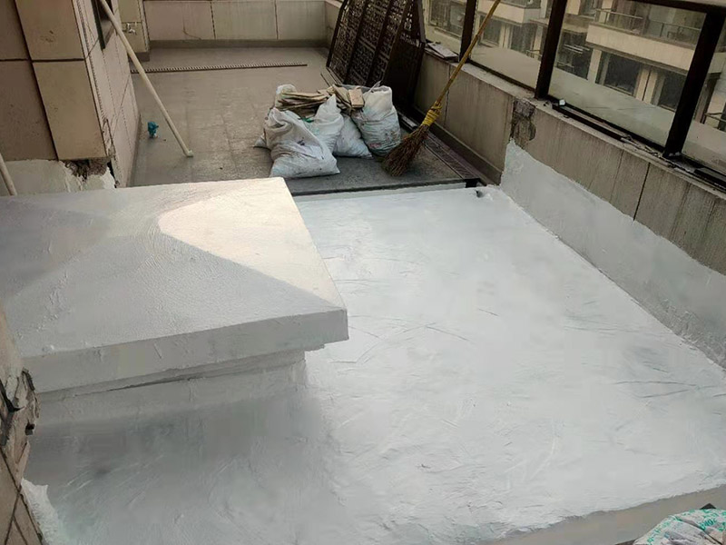 屋面高彈涂刷：清理基層，施工前要將基層表面的塵土和雜物清理干凈，然后用熱熔法改性瀝青卷材對防水層施工前在水落口、管根、陰陽角等細(xì)部先做好附加層。熱熔封邊，用噴槍將卷材搭接處加熱，讓其粘結(jié)牢固，然后涂刷第一遍防水涂料。防水施工前要先保證地面干凈、干燥，防水涂料要滿涂，確保無遺漏，與基層結(jié)合要牢固，無裂紋和氣泡等，防水涂料厚度要達(dá)到產(chǎn)品規(guī)定的要求。