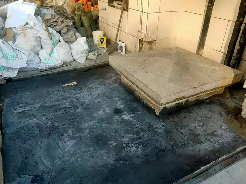 屋面高彈涂刷：清理基層，施工前要將基層表面的塵土和雜物清理干凈，然后用熱熔法改性瀝青卷材對防水層施工前在水落口、管根、陰陽角等細(xì)部先做好附加層。熱熔封邊，用噴槍將卷材搭接處加熱，讓其粘結(jié)牢固，然后涂刷第一遍防水涂料。防水施工前要先保證地面干凈、干燥，防水涂料要滿涂，確保無遺漏，與基層結(jié)合要牢固，無裂紋和氣泡等，防水涂料厚度要達(dá)到產(chǎn)品規(guī)定的要求。