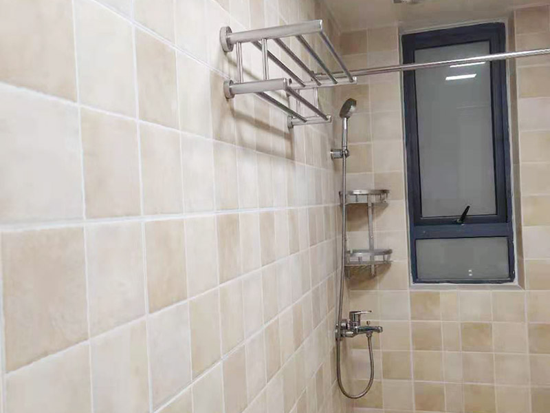 衛(wèi)生間家具五金安裝:柜類安裝順序一般為由下到上，由里到外，以免造成繁復(fù)拆裝和柜頭無處安放的情況。床類實木家具安裝順序一般為先安裝床的架，然后將床杠、床屏、床尾依次連接。