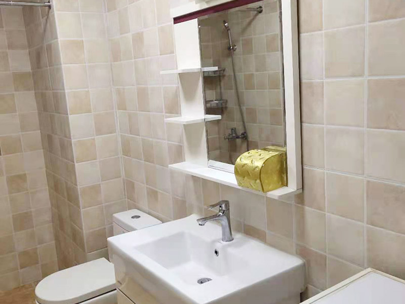 衛(wèi)生間家具五金安裝:柜類安裝順序一般為由下到上，由里到外，以免造成繁復(fù)拆裝和柜頭無處安放的情況。床類實木家具安裝順序一般為先安裝床的架，然后將床杠、床屏、床尾依次連接。