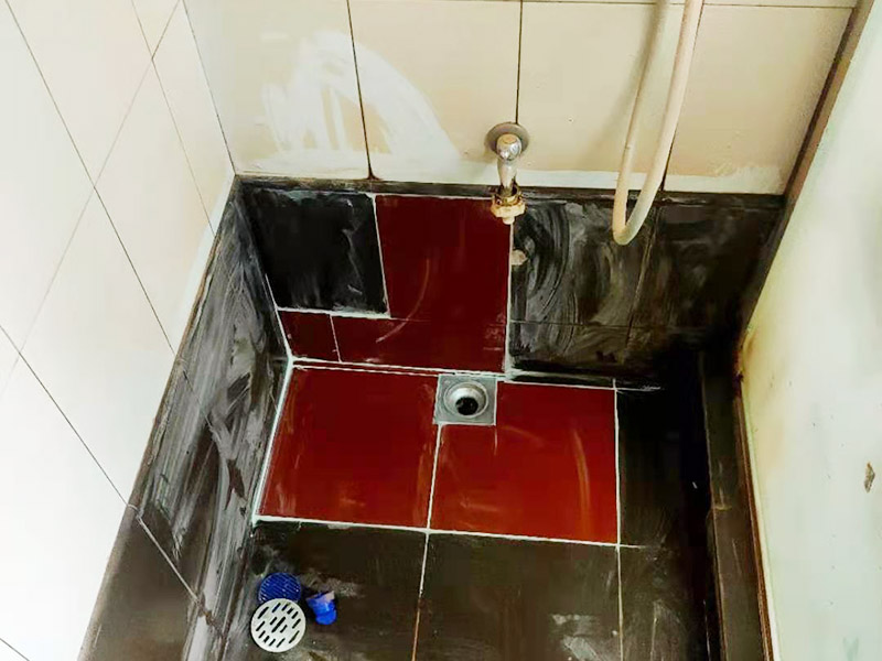 瓷磚修補(bǔ)維修:1，用錘子和鑿子，敲掉破損的瓷磚及原有的瓷磚粘合劑，直到露出原來(lái)的水泥墻面。 2，調(diào)好瓷磚粘合劑 3，先將瓷磚粘合劑拌勻，再用抹刀將瓷磚粘合劑涂抹到瓷磚背面。 4，粘合劑涂到瓷磚上之后，可以在粘合劑表面刮出鋸齒痕跡，增加瓷磚的粘合力，然后將瓷磚貼到墻面上。