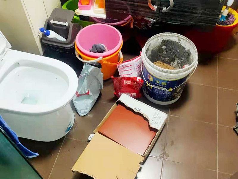 瓷磚修補(bǔ)維修:1，用錘子和鑿子，敲掉破損的瓷磚及原有的瓷磚粘合劑，直到露出原來(lái)的水泥墻面。 2，調(diào)好瓷磚粘合劑 3，先將瓷磚粘合劑拌勻，再用抹刀將瓷磚粘合劑涂抹到瓷磚背面。 4，粘合劑涂到瓷磚上之后，可以在粘合劑表面刮出鋸齒痕跡，增加瓷磚的粘合力，然后將瓷磚貼到墻面上。