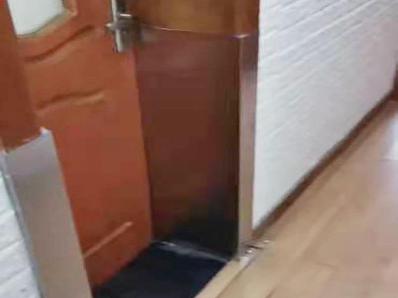 門框修補(bǔ)維修：如果清漆門表面小塊油漆剝落后，可取同色廣告顏料涂補(bǔ)，再用清漆涂在表面即可完好如初。首先在修補(bǔ)門框之前，需要把門摘下來(lái)，由于木門一般比較重，因此在摘的時(shí)候，最好合作，不要一個(gè)人去摘，否則很有可能拿不住或者其他原因把門弄壞;其次，需要使用骨膠對(duì)斷裂的門框進(jìn)行粘合，等到骨膠完全干燥以后，用自攻釘打一個(gè)薄薄的鐵條，之所以要這樣，是因?yàn)橐寯嗔训牡胤疆a(chǎn)生一種拉力，這個(gè)步驟需要一定的時(shí)間，因此要耐心等待。