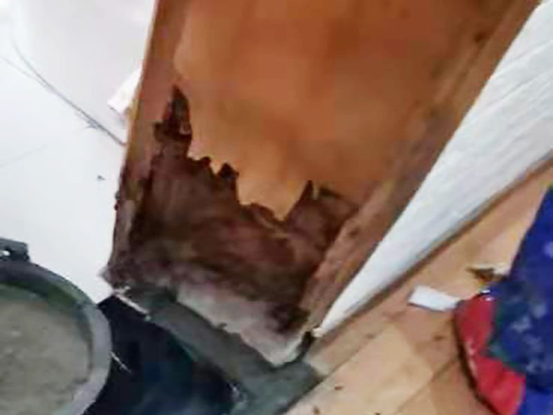 門框修補(bǔ)維修：如果清漆門表面小塊油漆剝落后，可取同色廣告顏料涂補(bǔ)，再用清漆涂在表面即可完好如初。首先在修補(bǔ)門框之前，需要把門摘下來(lái)，由于木門一般比較重，因此在摘的時(shí)候，最好合作，不要一個(gè)人去摘，否則很有可能拿不住或者其他原因把門弄壞;其次，需要使用骨膠對(duì)斷裂的門框進(jìn)行粘合，等到骨膠完全干燥以后，用自攻釘打一個(gè)薄薄的鐵條，之所以要這樣，是因?yàn)橐寯嗔训牡胤疆a(chǎn)生一種拉力，這個(gè)步驟需要一定的時(shí)間，因此要耐心等待。