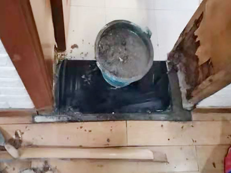 門框修補(bǔ)維修：如果清漆門表面小塊油漆剝落后，可取同色廣告顏料涂補(bǔ)，再用清漆涂在表面即可完好如初。首先在修補(bǔ)門框之前，需要把門摘下來(lái)，由于木門一般比較重，因此在摘的時(shí)候，最好合作，不要一個(gè)人去摘，否則很有可能拿不住或者其他原因把門弄壞;其次，需要使用骨膠對(duì)斷裂的門框進(jìn)行粘合，等到骨膠完全干燥以后，用自攻釘打一個(gè)薄薄的鐵條，之所以要這樣，是因?yàn)橐寯嗔训牡胤疆a(chǎn)生一種拉力，這個(gè)步驟需要一定的時(shí)間，因此要耐心等待。