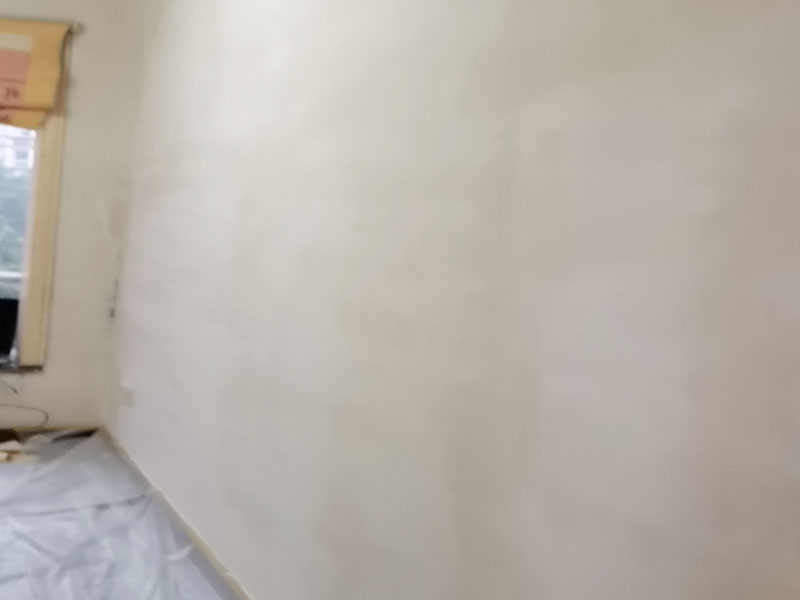 墻面刮膩?zhàn)泳S修:刮膩?zhàn)訉?duì)不同的墻體有著不同的要求，像比較常見的混凝土的墻面，會(huì)出現(xiàn)一些氣孔與鼓起的現(xiàn)象，所以就要先把墻面修平整掉，磨平凸起處，填補(bǔ)凹陷處。如果是預(yù)制混凝土的墻面，那么它的表面層就會(huì)有一些砂礫與疙瘩的現(xiàn)象，這個(gè)時(shí)候就需要專業(yè)的施工人員，使用用鋼絲刷把墻面整體的刷一遍。