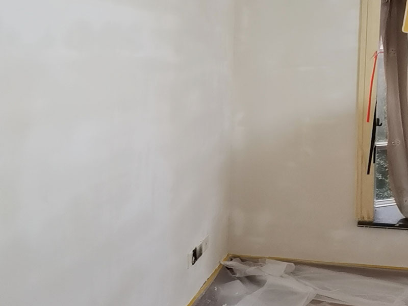 墻面刮膩?zhàn)泳S修:刮膩?zhàn)訉?duì)不同的墻體有著不同的要求，像比較常見的混凝土的墻面，會(huì)出現(xiàn)一些氣孔與鼓起的現(xiàn)象，所以就要先把墻面修平整掉，磨平凸起處，填補(bǔ)凹陷處。如果是預(yù)制混凝土的墻面，那么它的表面層就會(huì)有一些砂礫與疙瘩的現(xiàn)象，這個(gè)時(shí)候就需要專業(yè)的施工人員，使用用鋼絲刷把墻面整體的刷一遍。