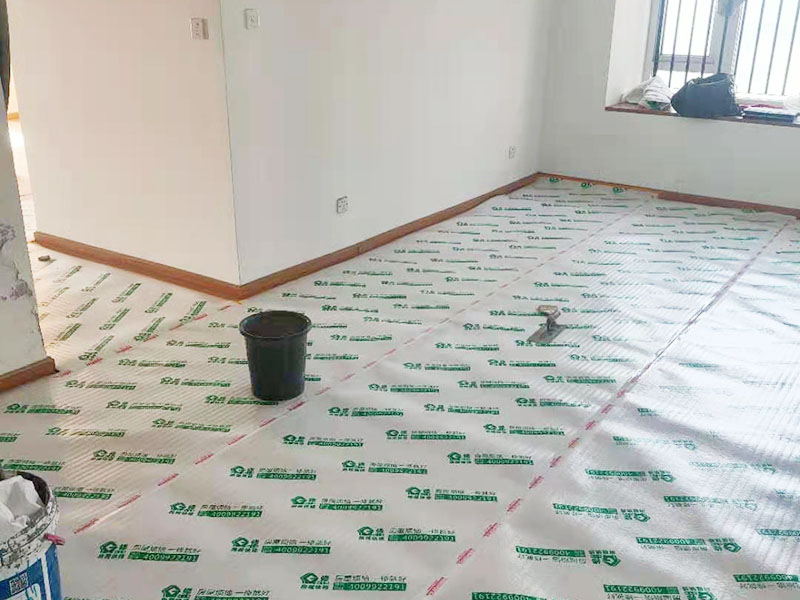 墻面修補(bǔ)維修：墻面裂縫面積如果比較大的話，必須將開裂處墻面的基底鑿成U型狀，并且它的槽間距必須要大于20CM以上。而對于鑿好的墻面基地還需進(jìn)行鑿毛處理，然后再掛上鋼絲網(wǎng)，最后在使用帶有彈性的裝飾性墻面材料對裂縫處進(jìn)行涂刷。