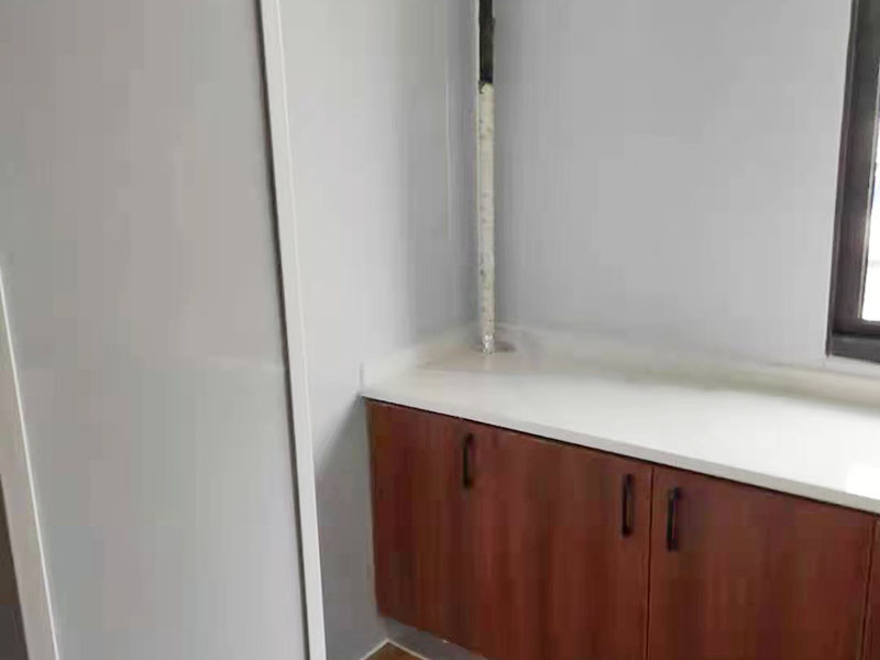 全屋翻新裝修施工：在舊房翻新中最先實(shí)施的是主題拆除，其中主要包括墻面、地面、門窗、水路、電路等各方面的拆除。提醒各位裝修業(yè)主們在拆除過程中，廚衛(wèi)的墻磚鏟除中防水層是極易被損壞的，所以裝修業(yè)主們在墻面抹灰完成后一定要重新做防水。拆改會產(chǎn)生許多的垃圾，要及時(shí)清理，同時(shí)老房翻新過程中時(shí)刻保持室內(nèi)的清潔，這對于施工也是非常方便的。 舊房翻新業(yè)主們在做結(jié)構(gòu)優(yōu)化時(shí)，廚房、衛(wèi)生間在包立管時(shí)一定要留有檢查口以便維修，舊房的承重墻一定不能拆除否則造成安全隱患。 接下來就是隱蔽工程的實(shí)施了。其中包括檢查吊頂內(nèi)的供水、空調(diào)、通風(fēng)等設(shè)施的管道、線路、設(shè)備是否已做密閉試驗(yàn)，電器絕緣、電阻測試，連接是否牢固、接頭做法是否符合要求、易燃材料是否已做防火等。 然后就是水路的改造，這是舊房翻新最重要的項(xiàng)目之一。首先裝修業(yè)主們要檢查舊房本來的上、下水路是否銹蝕、老化。對于勉強(qiáng)能使用的水路管線，今后的使用過程中會出現(xiàn)滲水、漏水等諸多問題使得更加麻煩。