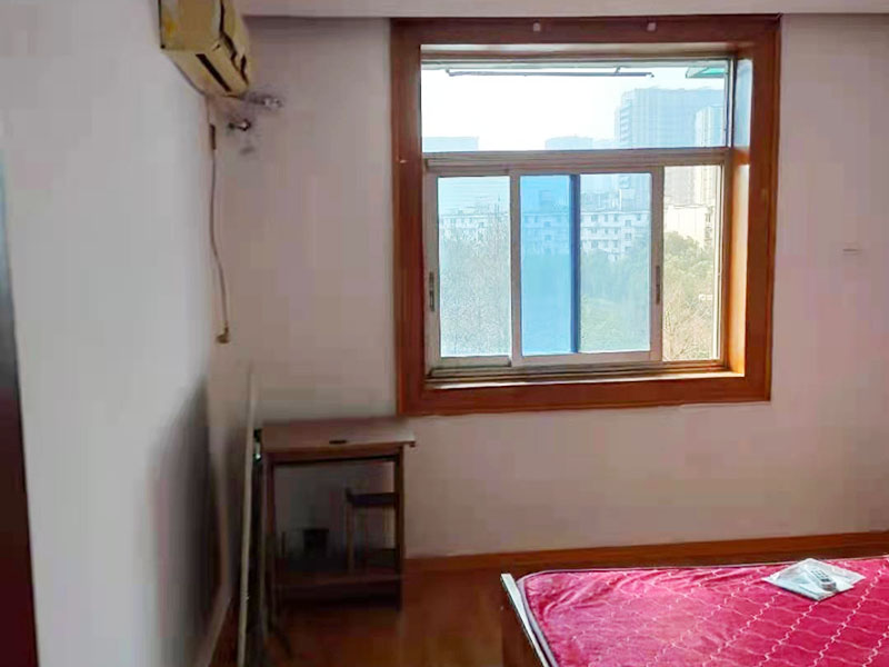 全屋翻新裝修施工：在舊房翻新中最先實(shí)施的是主題拆除，其中主要包括墻面、地面、門窗、水路、電路等各方面的拆除。提醒各位裝修業(yè)主們在拆除過程中，廚衛(wèi)的墻磚鏟除中防水層是極易被損壞的，所以裝修業(yè)主們在墻面抹灰完成后一定要重新做防水。拆改會產(chǎn)生許多的垃圾，要及時(shí)清理，同時(shí)老房翻新過程中時(shí)刻保持室內(nèi)的清潔，這對于施工也是非常方便的。 舊房翻新業(yè)主們在做結(jié)構(gòu)優(yōu)化時(shí)，廚房、衛(wèi)生間在包立管時(shí)一定要留有檢查口以便維修，舊房的承重墻一定不能拆除否則造成安全隱患。 接下來就是隱蔽工程的實(shí)施了。其中包括檢查吊頂內(nèi)的供水、空調(diào)、通風(fēng)等設(shè)施的管道、線路、設(shè)備是否已做密閉試驗(yàn)，電器絕緣、電阻測試，連接是否牢固、接頭做法是否符合要求、易燃材料是否已做防火等。 然后就是水路的改造，這是舊房翻新最重要的項(xiàng)目之一。首先裝修業(yè)主們要檢查舊房本來的上、下水路是否銹蝕、老化。對于勉強(qiáng)能使用的水路管線，今后的使用過程中會出現(xiàn)滲水、漏水等諸多問題使得更加麻煩。