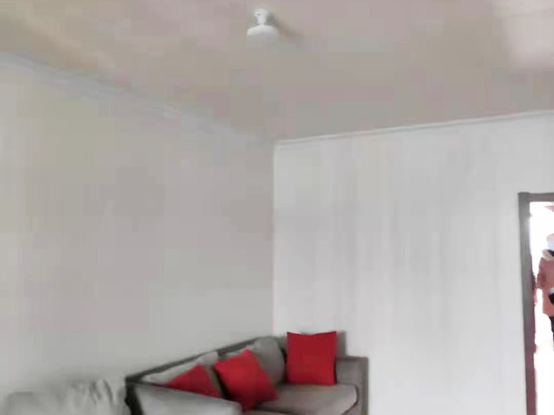 全屋翻新裝修施工：在舊房翻新中最先實(shí)施的是主題拆除，其中主要包括墻面、地面、門窗、水路、電路等各方面的拆除。提醒各位裝修業(yè)主們在拆除過程中，廚衛(wèi)的墻磚鏟除中防水層是極易被損壞的，所以裝修業(yè)主們在墻面抹灰完成后一定要重新做防水。拆改會產(chǎn)生許多的垃圾，要及時(shí)清理，同時(shí)老房翻新過程中時(shí)刻保持室內(nèi)的清潔，這對于施工也是非常方便的。 舊房翻新業(yè)主們在做結(jié)構(gòu)優(yōu)化時(shí)，廚房、衛(wèi)生間在包立管時(shí)一定要留有檢查口以便維修，舊房的承重墻一定不能拆除否則造成安全隱患。 接下來就是隱蔽工程的實(shí)施了。其中包括檢查吊頂內(nèi)的供水、空調(diào)、通風(fēng)等設(shè)施的管道、線路、設(shè)備是否已做密閉試驗(yàn)，電器絕緣、電阻測試，連接是否牢固、接頭做法是否符合要求、易燃材料是否已做防火等。 然后就是水路的改造，這是舊房翻新最重要的項(xiàng)目之一。首先裝修業(yè)主們要檢查舊房本來的上、下水路是否銹蝕、老化。對于勉強(qiáng)能使用的水路管線，今后的使用過程中會出現(xiàn)滲水、漏水等諸多問題使得更加麻煩。