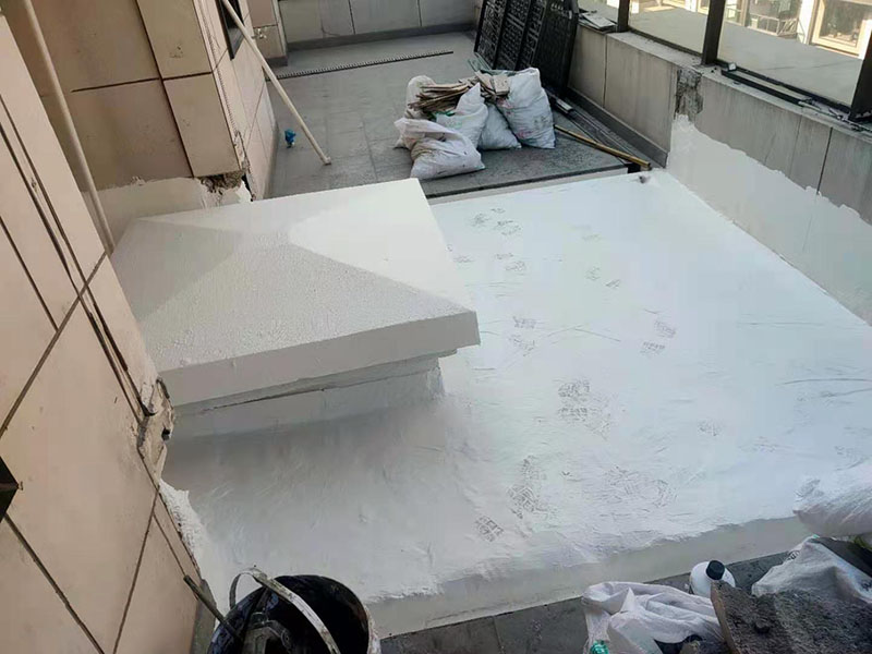 覆蓋底部丙綸保護(hù)層：清理基層，施工前要將基層表面的塵土和雜物清理干凈，然后用熱熔法改性瀝青卷材對防水層施工前在水落口、管根、陰陽角等細(xì)部先做好附加層。鋪貼卷材，首先卷材的厚度要符合要求，將防水卷材裁剪成相應(yīng)的尺寸，用火焰噴槍加熱基層和卷材的交接處，趁卷材的材面剛剛?cè)刍瘯r將卷材向前滾鋪、粘貼。鋪貼平面與立面相連接的卷材應(yīng)由下向上進(jìn)行。 熱熔封邊，用噴槍將卷材搭接處加熱，讓其粘結(jié)牢固，然后涂刷第一遍防水涂料。防水施工前要先保證地面干凈、干燥，防水涂料要滿涂，確保無遺漏，與基層結(jié)合要牢固，無裂紋和氣泡等，防水涂料厚度要達(dá)到產(chǎn)品規(guī)定的要求。