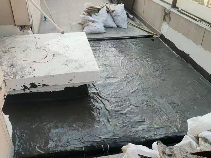 覆蓋底部丙綸保護(hù)層：清理基層，施工前要將基層表面的塵土和雜物清理干凈，然后用熱熔法改性瀝青卷材對防水層施工前在水落口、管根、陰陽角等細(xì)部先做好附加層。鋪貼卷材，首先卷材的厚度要符合要求，將防水卷材裁剪成相應(yīng)的尺寸，用火焰噴槍加熱基層和卷材的交接處，趁卷材的材面剛剛?cè)刍瘯r將卷材向前滾鋪、粘貼。鋪貼平面與立面相連接的卷材應(yīng)由下向上進(jìn)行。 熱熔封邊，用噴槍將卷材搭接處加熱，讓其粘結(jié)牢固，然后涂刷第一遍防水涂料。防水施工前要先保證地面干凈、干燥，防水涂料要滿涂，確保無遺漏，與基層結(jié)合要牢固，無裂紋和氣泡等，防水涂料厚度要達(dá)到產(chǎn)品規(guī)定的要求。