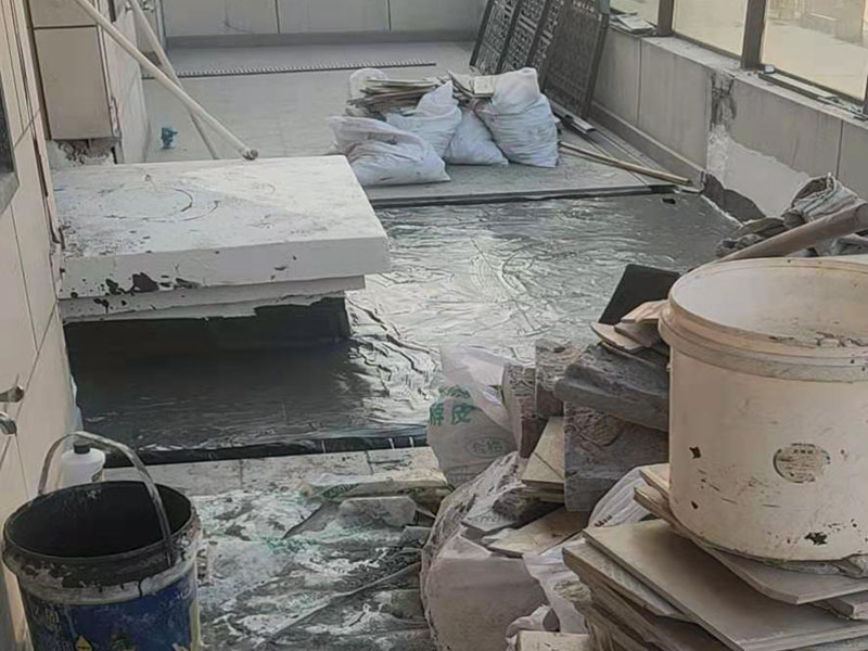 覆蓋底部丙綸保護(hù)層：清理基層，施工前要將基層表面的塵土和雜物清理干凈，然后用熱熔法改性瀝青卷材對防水層施工前在水落口、管根、陰陽角等細(xì)部先做好附加層。鋪貼卷材，首先卷材的厚度要符合要求，將防水卷材裁剪成相應(yīng)的尺寸，用火焰噴槍加熱基層和卷材的交接處，趁卷材的材面剛剛?cè)刍瘯r將卷材向前滾鋪、粘貼。鋪貼平面與立面相連接的卷材應(yīng)由下向上進(jìn)行。 熱熔封邊，用噴槍將卷材搭接處加熱，讓其粘結(jié)牢固，然后涂刷第一遍防水涂料。防水施工前要先保證地面干凈、干燥，防水涂料要滿涂，確保無遺漏，與基層結(jié)合要牢固，無裂紋和氣泡等，防水涂料厚度要達(dá)到產(chǎn)品規(guī)定的要求。