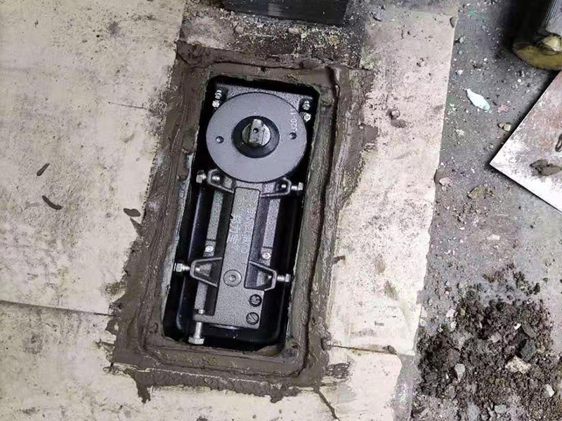 感應(yīng)門安裝維修：首先移動門體確定門體的開閉位置，然后確定限位器的位置。設(shè)定限位器裝置的位置時，應(yīng)使吊掛裝置碰到限位器的膠墊后停止。用六角扳手確實擰緊固定安裝螺栓。 地輪的安裝，在安裝時地輪的中心位置根據(jù)門體動扇寬度的一半加上5mm。(前提為動扇底部內(nèi)有滑道的，如果沒有滑道直接是包飾板的應(yīng)考慮其在內(nèi)部的空間距離，根據(jù)實際來計算)安裝后請確保門體上下縫隙相同，以免時間長損壞地輪。