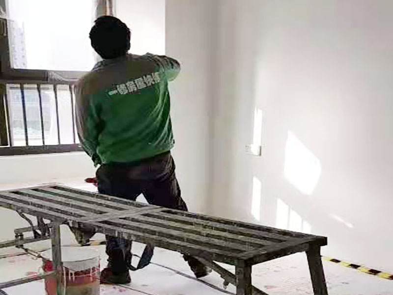 全屋墻面局部改色：如果原來(lái)的乳膠漆墻面沒(méi)有出現(xiàn)太大的裂痕或是掉皮，僅僅只是墻面表面舊了的話就可以直接涂刷。 要是原來(lái)的墻面出現(xiàn)質(zhì)量問(wèn)題，就要先把原來(lái)的墻面處理清楚才可以進(jìn)行涂刷。比如出現(xiàn)裂紋的話，首先在裂紋的兩旁鏟除10cm寬，在把鏟除的地方清理干凈后，然后用108膠粘貼&ldquo;滌綸&rdquo;布，再用石膏找平，最后涂上要改的顏色即可。如果墻面掉皮，有可能是墻面滲水造成的，這個(gè)問(wèn)題就比較嚴(yán)重，需要鏟除全部的墻面再進(jìn)行重新施工。