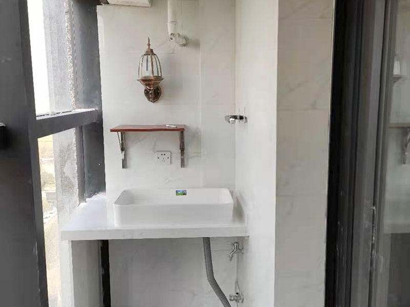 陽(yáng)臺(tái)定制水槽安裝：水槽在安裝前一定要先確定好安裝的位置和尺寸，這樣方便我們按照尺寸訂購(gòu)，最好是有水槽平面圖，免得數(shù)據(jù)不精確，導(dǎo)致返工。 另外，水槽安裝牢固以后，不要左右搖晃，很容易留下縫隙，造成松動(dòng)。而且，最應(yīng)該留意的也是連接處縫隙的密封性。水槽放入臺(tái)面后，需要在墻體和臺(tái)面間安裝配套的掛件，但安裝過(guò)程中盡量多注意水槽的密封效果，最好能做好閉水試驗(yàn)。