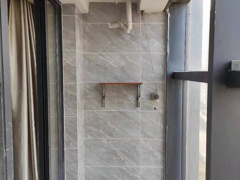 陽(yáng)臺(tái)定制水槽安裝：水槽在安裝前一定要先確定好安裝的位置和尺寸，這樣方便我們按照尺寸訂購(gòu)，最好是有水槽平面圖，免得數(shù)據(jù)不精確，導(dǎo)致返工。 另外，水槽安裝牢固以后，不要左右搖晃，很容易留下縫隙，造成松動(dòng)。而且，最應(yīng)該留意的也是連接處縫隙的密封性。水槽放入臺(tái)面后，需要在墻體和臺(tái)面間安裝配套的掛件，但安裝過(guò)程中盡量多注意水槽的密封效果，最好能做好閉水試驗(yàn)。