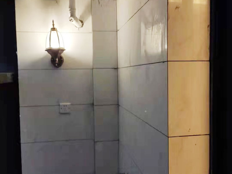 陽(yáng)臺(tái)定制水槽安裝：水槽在安裝前一定要先確定好安裝的位置和尺寸，這樣方便我們按照尺寸訂購(gòu)，最好是有水槽平面圖，免得數(shù)據(jù)不精確，導(dǎo)致返工。 另外，水槽安裝牢固以后，不要左右搖晃，很容易留下縫隙，造成松動(dòng)。而且，最應(yīng)該留意的也是連接處縫隙的密封性。水槽放入臺(tái)面后，需要在墻體和臺(tái)面間安裝配套的掛件，但安裝過(guò)程中盡量多注意水槽的密封效果，最好能做好閉水試驗(yàn)。