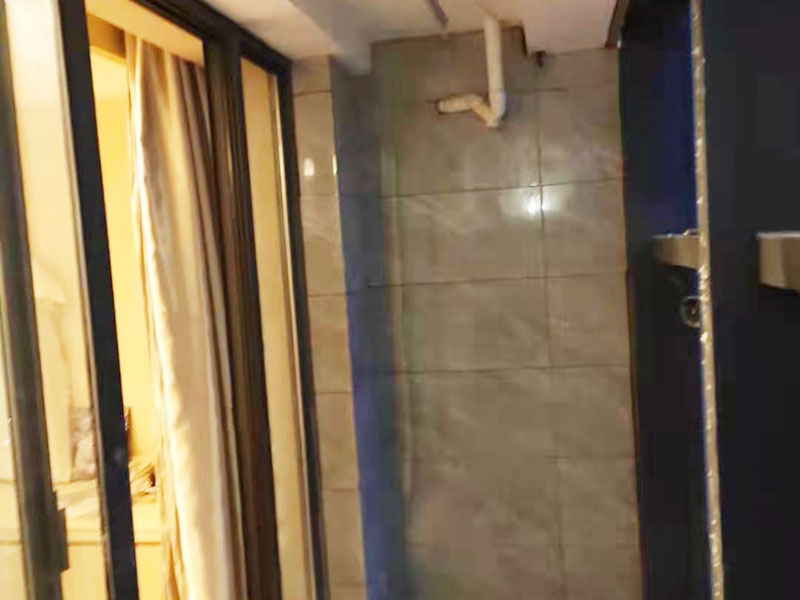 陽(yáng)臺(tái)定制水槽安裝：水槽在安裝前一定要先確定好安裝的位置和尺寸，這樣方便我們按照尺寸訂購(gòu)，最好是有水槽平面圖，免得數(shù)據(jù)不精確，導(dǎo)致返工。 另外，水槽安裝牢固以后，不要左右搖晃，很容易留下縫隙，造成松動(dòng)。而且，最應(yīng)該留意的也是連接處縫隙的密封性。水槽放入臺(tái)面后，需要在墻體和臺(tái)面間安裝配套的掛件，但安裝過(guò)程中盡量多注意水槽的密封效果，最好能做好閉水試驗(yàn)。