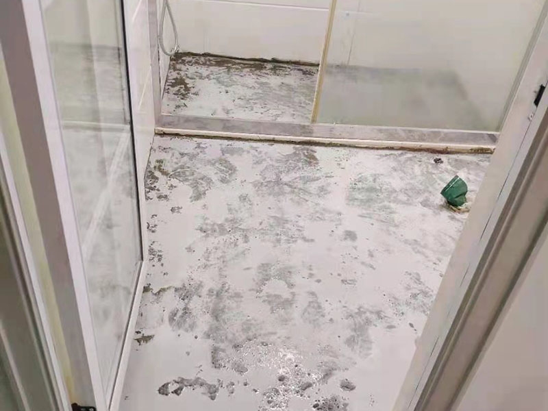 浴室貼磚裝修翻新：在鋪貼瓷磚前，我們要先把還沒涂抹水泥的地磚鋪在地上，并敲平，然后在地磚上涂滿水泥，鋪在地面，鋪地磚的過程中要對齊四塊磚的對角位置。   另外，在鋪貼瓷磚時也要講究鋪貼順序，在鋪地磚時應(yīng)從內(nèi)向外貼，有坡度或地漏的地方，要注意排水方向找坡，而墻面磚應(yīng)從下往上貼，底層的瓷磚要最后貼，這樣鋪貼出來才美觀，我們鋪完地磚后還要壓地磚。