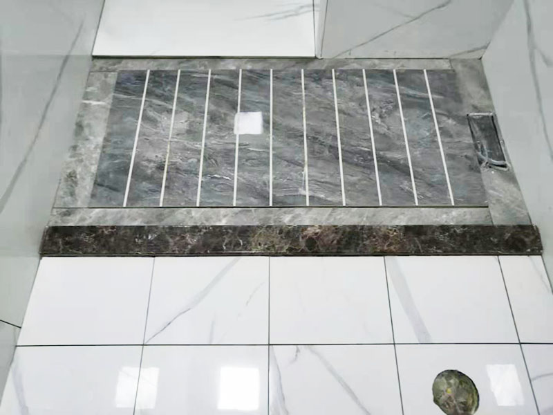 浴室貼磚裝修翻新：在鋪貼瓷磚前，我們要先把還沒涂抹水泥的地磚鋪在地上，并敲平，然后在地磚上涂滿水泥，鋪在地面，鋪地磚的過程中要對齊四塊磚的對角位置。   另外，在鋪貼瓷磚時也要講究鋪貼順序，在鋪地磚時應(yīng)從內(nèi)向外貼，有坡度或地漏的地方，要注意排水方向找坡，而墻面磚應(yīng)從下往上貼，底層的瓷磚要最后貼，這樣鋪貼出來才美觀，我們鋪完地磚后還要壓地磚。