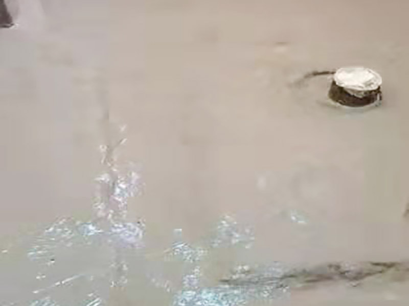 衛(wèi)生間地面防水施工：首先，用小金屬榔頭敲墻面、地面，如果發(fā)現(xiàn)&ldquo;噗噗&rdquo;的空聲，意味著里面有空鼓，必須把空鼓部分全部敲掉。然后仔細(xì)清理四個(gè)墻面基層和地面，拔掉鐵釘，清理雜土垃圾，好用清水沖洗一遍，然后待其干燥。衛(wèi)生間洗浴時(shí)水會(huì)濺到附近的墻上，假如不做防水的話，墻面就容易發(fā)作霉變，因此在鋪墻面瓷磚之前，必定要做好墻面防水。青龍施工建議，做墻面防水時(shí)不應(yīng)低于30公分，假如對(duì)錯(cuò)承重的輕體墻，就要將整面墻都做防水。