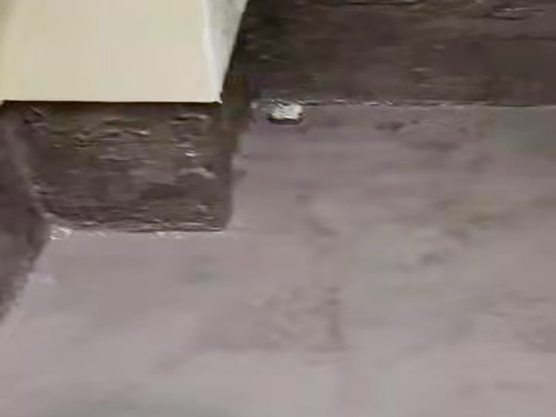 衛(wèi)生間地面防水施工：首先，用小金屬榔頭敲墻面、地面，如果發(fā)現(xiàn)&ldquo;噗噗&rdquo;的空聲，意味著里面有空鼓，必須把空鼓部分全部敲掉。然后仔細(xì)清理四個(gè)墻面基層和地面，拔掉鐵釘，清理雜土垃圾，好用清水沖洗一遍，然后待其干燥。衛(wèi)生間洗浴時(shí)水會(huì)濺到附近的墻上，假如不做防水的話，墻面就容易發(fā)作霉變，因此在鋪墻面瓷磚之前，必定要做好墻面防水。青龍施工建議，做墻面防水時(shí)不應(yīng)低于30公分，假如對(duì)錯(cuò)承重的輕體墻，就要將整面墻都做防水。