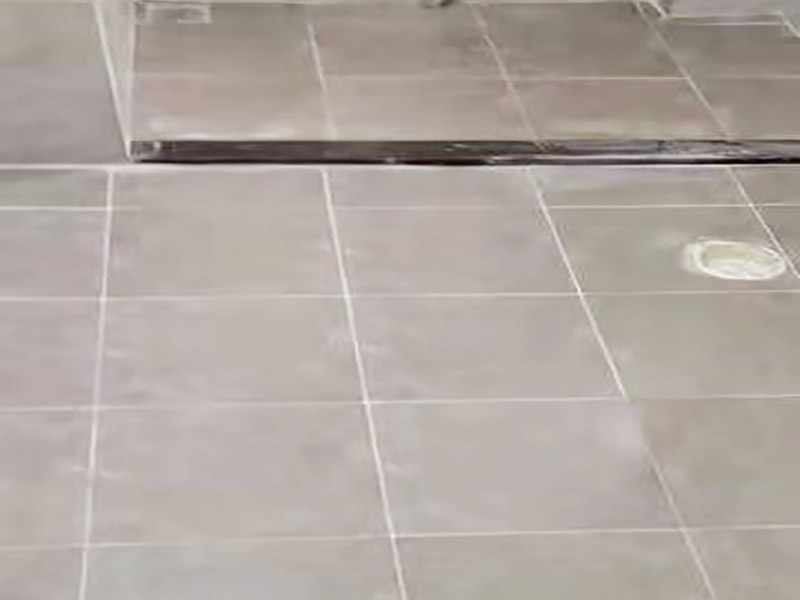 地面找平貼磚裝修：現(xiàn)在比較普遍的地面磚鋪貼方法就是濕鋪法，這種鋪貼方法與干鋪法不同之處在于將1：3的干性水泥漿替換成水泥沙漿和普通水。需要注意的是這種鋪貼法在鋪貼過程中容易產(chǎn)生氣泡和空鼓，這樣就會影響地磚的使用壽命。也是因為這種原因使其價格便宜，操作簡單。地磚鋪貼方法之波打線鋪法：這種鋪貼法也稱花邊或波導線、邊線等。這種鋪貼法主要用在地面周邊或者玄關等處，是作為樓地面沿墻邊四周所做的裝飾線，寬度不一樣。