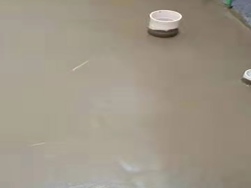 地面找平貼磚裝修：現(xiàn)在比較普遍的地面磚鋪貼方法就是濕鋪法，這種鋪貼方法與干鋪法不同之處在于將1：3的干性水泥漿替換成水泥沙漿和普通水。需要注意的是這種鋪貼法在鋪貼過程中容易產(chǎn)生氣泡和空鼓，這樣就會影響地磚的使用壽命。也是因為這種原因使其價格便宜，操作簡單。地磚鋪貼方法之波打線鋪法：這種鋪貼法也稱花邊或波導線、邊線等。這種鋪貼法主要用在地面周邊或者玄關等處，是作為樓地面沿墻邊四周所做的裝飾線，寬度不一樣。