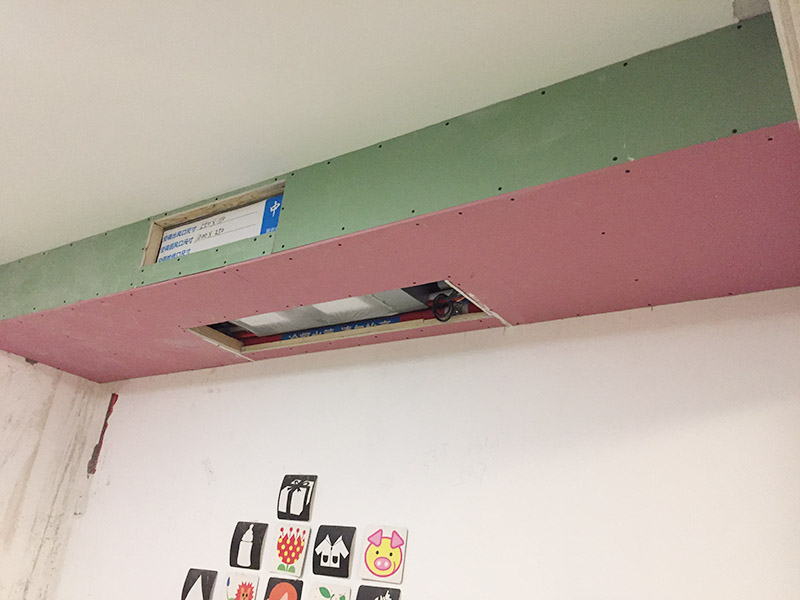 吊頂安裝施工：吊頂安裝的第一個步驟就是邊角線安裝了。邊角線的安裝是為了確定吊頂?shù)陌惭b高度和安裝水平，也是為了接下來的龍骨安裝做鋪墊，方便后續(xù)的工作。所以在邊角線安裝的時候一定要仔細，如果邊角線傾斜，那么整個吊頂都會傾斜。在確定了吊頂?shù)陌惭b高度和安裝水平后，我們就要安裝螺桿了。在吊頂?shù)陌惭b中，有六根螺桿將會承擔起整個吊頂?shù)闹亓俊｝埞前惭b可以說是吊頂安裝中最為重要的一部分了。因為龍骨是整個吊頂扣板的承重物，也是做造型的關(guān)鍵。