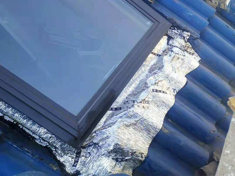 天窗安裝維修：首先天窗測(cè)量定位，洞口周圍30公分保溫層用沖擊鉆或切割鋸打掉，暴露屋面原防水層，如果遇到突然下雨一定要用雨布蓋好洞口，以防雨水打濕屋面從而影響天窗防水效果，固定天窗（有保溫層的屋面需做反梁，沒(méi)有保溫層的屋面可直接用角鐵固定），燒防水卷材至與屋面完全粘合；涂刷聚氨酯防水材料；安裝天窗排水板；蓋瓦屋面恢復(fù)。