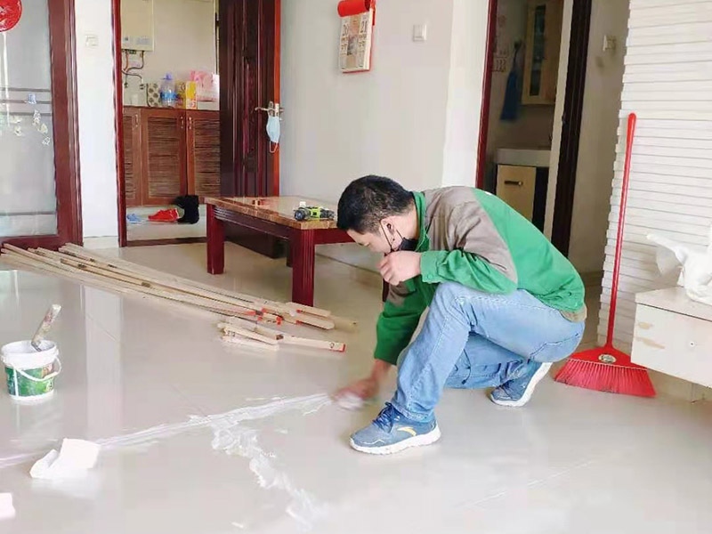 客廳瓷磚局部更換：沿瓷磚四周邊緣清除嵌縫白水泥，并用小鑿子仔細(xì)地拆除損壞的瓷磚。如四周瓷磚粘貼得很牢，又不想將四周瓷磚都換下，則可用裁玻璃的刀刻畫瓷磚的中間，將中間那部分瓷磚先鑿下來，然后用較鋒利的鋼鑿慢慢地將四周邊緣的碎瓷塊修理干凈。