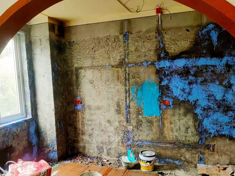 局部修補(bǔ)和防水：處理墻面基層：在刷漆前，基層需要平整干凈，如果墻面不平整的，還需要進(jìn)行找平和清潔工序，在刷漆墻面的時(shí)候要鏟除舊的漆，如果是五年以上的老房子，還要鏟除膩?zhàn)印?涂刷界面劑：刷界面劑要刷的相當(dāng)均勻。 防水處理：主要是針對(duì)廚房和衛(wèi)生間這些容易潮濕的房間進(jìn)行的，必須用到防水涂料，施工前要了解是如何調(diào)配的。 防裂處理：遇到墻面有裂縫這種情況，需要在墻體有裂紋的地方以及輕體墻和承重墻接合處貼上牛皮紙、網(wǎng)格纖維布這些材料，來修補(bǔ)裂縫，不然刷出來的效果肯定是不理想的。 批刮膩?zhàn)樱毫私庖恍┏Ｓ玫哪佔(zhàn)诱{(diào)配說明，一般在購(gòu)買的膩?zhàn)臃郯b上面會(huì)有使用說明的，可以在購(gòu)買的時(shí)候可以詢問下銷售人員，在配置好后，要盡量的攪拌均勻，放置過十多二十分鐘。