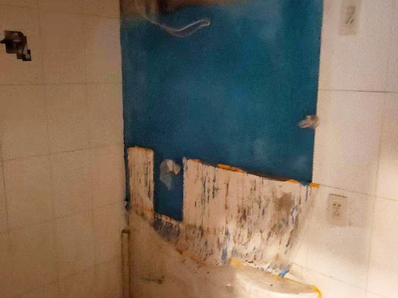 局部修補(bǔ)和防水：處理墻面基層：在刷漆前，基層需要平整干凈，如果墻面不平整的，還需要進(jìn)行找平和清潔工序，在刷漆墻面的時(shí)候要鏟除舊的漆，如果是五年以上的老房子，還要鏟除膩?zhàn)印?涂刷界面劑：刷界面劑要刷的相當(dāng)均勻。 防水處理：主要是針對(duì)廚房和衛(wèi)生間這些容易潮濕的房間進(jìn)行的，必須用到防水涂料，施工前要了解是如何調(diào)配的。 防裂處理：遇到墻面有裂縫這種情況，需要在墻體有裂紋的地方以及輕體墻和承重墻接合處貼上牛皮紙、網(wǎng)格纖維布這些材料，來修補(bǔ)裂縫，不然刷出來的效果肯定是不理想的。 批刮膩?zhàn)樱毫私庖恍┏Ｓ玫哪佔(zhàn)诱{(diào)配說明，一般在購(gòu)買的膩?zhàn)臃郯b上面會(huì)有使用說明的，可以在購(gòu)買的時(shí)候可以詢問下銷售人員，在配置好后，要盡量的攪拌均勻，放置過十多二十分鐘。