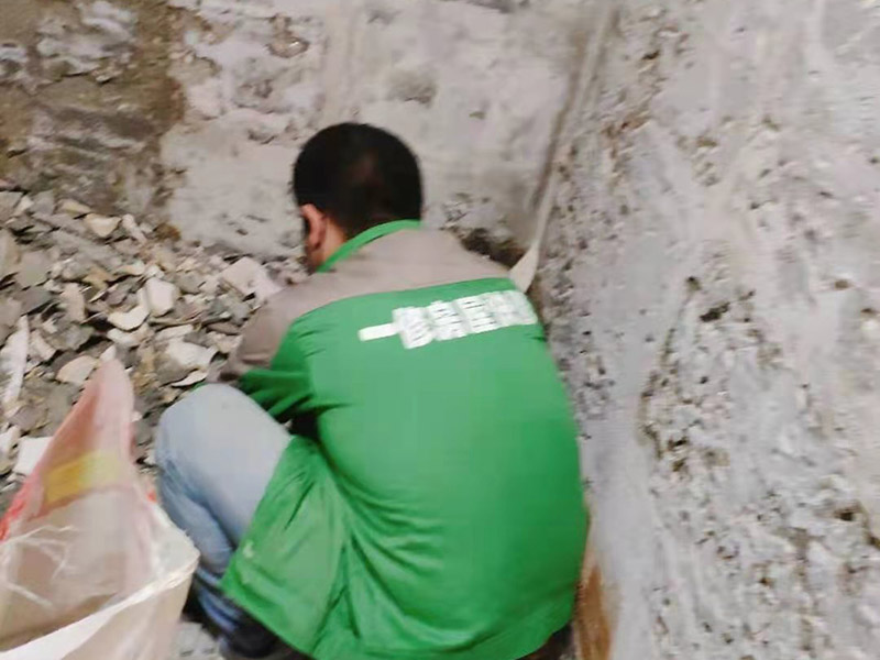 衛(wèi)生間墻磚重貼：首先要先把舊的瓷磚給弄下來。 鋪貼衛(wèi)生間瓷磚的水泥砂漿比例粘貼衛(wèi)生間瓷磚采用的水泥標號為425號水泥,水泥沙子的混合比例不要大于1:3,水泥含量過重的話,會因為水泥的膨脹系數(shù)高而導(dǎo)致瓷磚的開裂,減少瓷磚的使用壽命。 衛(wèi)生間瓷磚泡水時長衛(wèi)生間如果采用釉面墻磚,用水泥砂漿作為粘接劑,瓷磚需要經(jīng)過泡水后鋪貼,泡水的時間以瓷磚完全浸泡后不冒氣泡的時間為宜,一般為三十分鐘就可以了。 鋪貼要留縫鋪貼衛(wèi)生間瓷磚無論是否屬于無縫磚,都必須留縫,建議不小于1mm,普通墻磚以1.5&mdash;2mm為宜,仿古磚縫隙可以適當?shù)募訉挕? width=