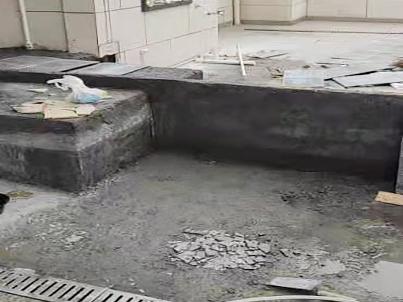 陽臺地面處理施工:防水能力差、表面比較光滑且不具備防滑能力的瓷磚，鋪裝在陽臺地面上是比較危險(xiǎn)的事情。如果特別需要在陽臺地面鋪設(shè)瓷磚的話，建議盡量選用亞光面、光線反射率較低、同時(shí)具有防凍、防水、防滑等特點(diǎn)的瓷磚進(jìn)行陽臺的地面鋪設(shè)。 　