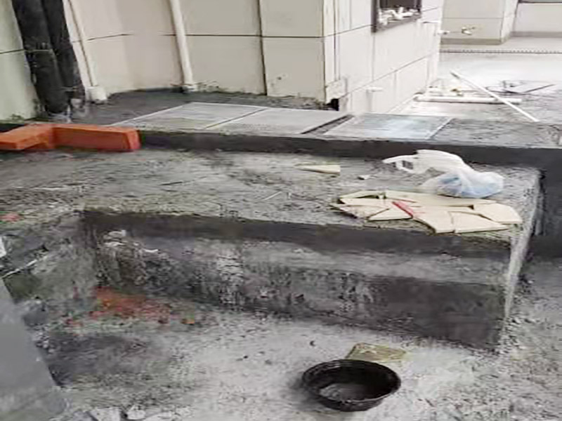 陽臺地面處理施工:防水能力差、表面比較光滑且不具備防滑能力的瓷磚，鋪裝在陽臺地面上是比較危險(xiǎn)的事情。如果特別需要在陽臺地面鋪設(shè)瓷磚的話，建議盡量選用亞光面、光線反射率較低、同時(shí)具有防凍、防水、防滑等特點(diǎn)的瓷磚進(jìn)行陽臺的地面鋪設(shè)。 　