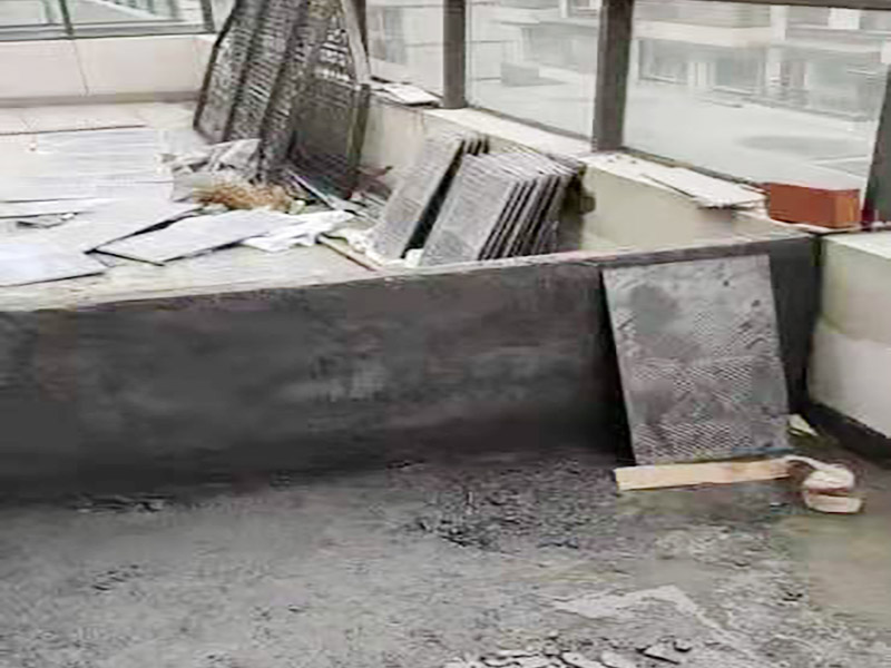 陽臺地面處理施工:防水能力差、表面比較光滑且不具備防滑能力的瓷磚，鋪裝在陽臺地面上是比較危險(xiǎn)的事情。如果特別需要在陽臺地面鋪設(shè)瓷磚的話，建議盡量選用亞光面、光線反射率較低、同時(shí)具有防凍、防水、防滑等特點(diǎn)的瓷磚進(jìn)行陽臺的地面鋪設(shè)。 　