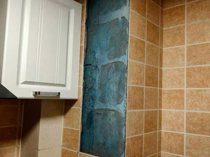 廚衛(wèi)局部墻磚修補：首先，將破損墻磚取出，用切割機在離損壞的墻磚的四周5到6毫米處切槽，用切割刀將墻磚縫的水泥稍微刮下一些，再用切割刀吧墻磚表面的釉面劃開一道口，以便把墻磚敲碎取出，用錘子把墻磚敲碎后取下來，如果水泥粘得太牢，可以用錘子和鏨子把破損的墻磚剔下。然后，將磚上的砂漿全部刮干凈，然后在107膠中加入適量的水泥，并攪拌成糊狀。然后在瓷磚的背面涂上薄薄的一層，再將瓷磚粘到之前粘貼的墻面，一會功夫就可粘牢。給瓷磚填縫，按照比例調(diào)勻瓷磚填縫劑，用海綿抹刀將填縫劑抹到墻磚之間的縫隙中;填縫劑半干后，將海綿沾水，把多余的填縫劑擦掉，干燥后完成。