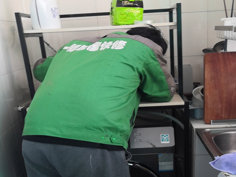 衛(wèi)生間五金安裝：五金件的安裝時(shí)間不能安排過(guò)早，否則油漆工人在進(jìn)行施工時(shí)需要過(guò)多地考慮對(duì)五金件的保護(hù)問(wèn)題；第二，安裝五金件時(shí)，還要注意不能破壞油漆工人已經(jīng)完成的施工。應(yīng)該在墻面刷涂料或貼墻紙的工作完成后，再進(jìn)行燈具的安裝及開(kāi)關(guān)插座面板的安裝工作。曾經(jīng)有過(guò)這樣的事例：某公司施工時(shí)，為節(jié)省人員開(kāi)支，在工序安排上讓電工過(guò)早安裝了開(kāi)關(guān)插座，用壁紙刀裁開(kāi)關(guān)插座面板的開(kāi)口時(shí)，不小心把面板劃花了。