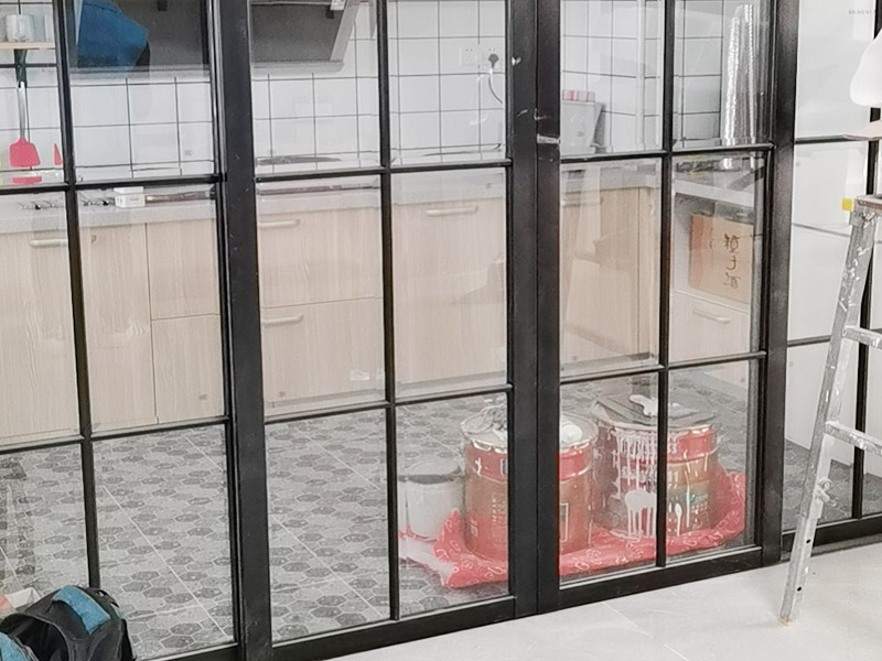 新房裝修設計：開工前的成品保護也是檢驗一個施工方或裝修公司質量標準的因素之一門窗的成品保護能有效保護門窗不被刮花施工損壞并且也能有效隔絕揚塵保護門窗使用。鏟除原墻面一定要鏟干凈漏出原有墻面水泥層未鏟干凈可能導致后期墻面處理的基層開裂脫落。新建墻體表層或新舊墻體接縫處應加掛鐵絲網以增加墻體和外面貼瓷磚的穩(wěn)固性避免新建輕體墻出現(xiàn)開裂、抹灰層出現(xiàn)脫落等現(xiàn)象。施工前應根據設計出具詳細的水電定位圖及水電走向圖。應嚴格要求施工方根據走向設計進行墻面、地面的開槽和布線。水路改造前應對室內水路進行試壓、檢測原有水管是否存在問題。水路設計應根據廚衛(wèi)設計規(guī)劃進行走向和點位設計確保所有尺寸和點位能切合和對應。