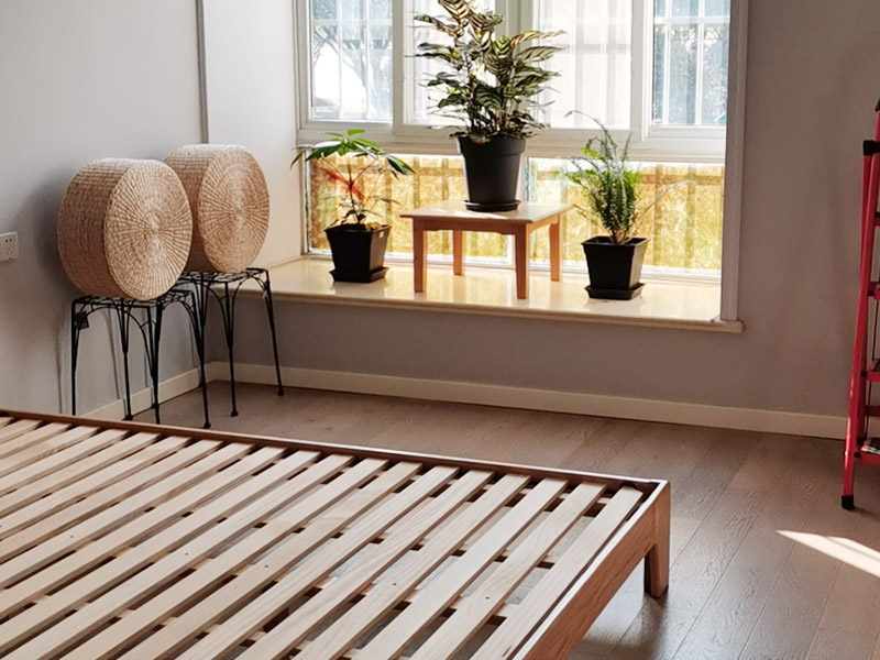 新房裝修設計：開工前的成品保護也是檢驗一個施工方或裝修公司質量標準的因素之一門窗的成品保護能有效保護門窗不被刮花施工損壞并且也能有效隔絕揚塵保護門窗使用。鏟除原墻面一定要鏟干凈漏出原有墻面水泥層未鏟干凈可能導致后期墻面處理的基層開裂脫落。新建墻體表層或新舊墻體接縫處應加掛鐵絲網以增加墻體和外面貼瓷磚的穩(wěn)固性避免新建輕體墻出現(xiàn)開裂、抹灰層出現(xiàn)脫落等現(xiàn)象。施工前應根據設計出具詳細的水電定位圖及水電走向圖。應嚴格要求施工方根據走向設計進行墻面、地面的開槽和布線。水路改造前應對室內水路進行試壓、檢測原有水管是否存在問題。水路設計應根據廚衛(wèi)設計規(guī)劃進行走向和點位設計確保所有尺寸和點位能切合和對應。