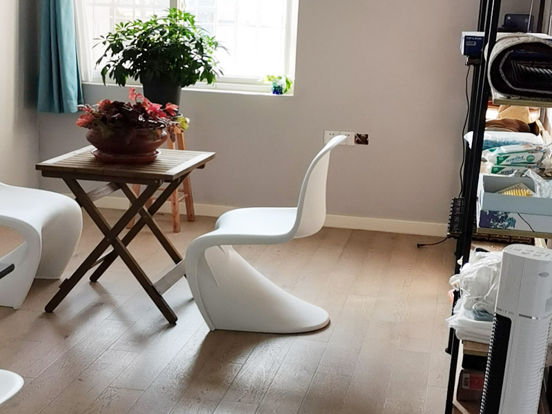 新房裝修設計：開工前的成品保護也是檢驗一個施工方或裝修公司質量標準的因素之一門窗的成品保護能有效保護門窗不被刮花施工損壞并且也能有效隔絕揚塵保護門窗使用。鏟除原墻面一定要鏟干凈漏出原有墻面水泥層未鏟干凈可能導致后期墻面處理的基層開裂脫落。新建墻體表層或新舊墻體接縫處應加掛鐵絲網以增加墻體和外面貼瓷磚的穩(wěn)固性避免新建輕體墻出現(xiàn)開裂、抹灰層出現(xiàn)脫落等現(xiàn)象。施工前應根據設計出具詳細的水電定位圖及水電走向圖。應嚴格要求施工方根據走向設計進行墻面、地面的開槽和布線。水路改造前應對室內水路進行試壓、檢測原有水管是否存在問題。水路設計應根據廚衛(wèi)設計規(guī)劃進行走向和點位設計確保所有尺寸和點位能切合和對應。