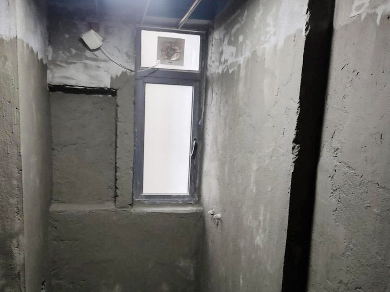 衛(wèi)生間防水找平:在進(jìn)行防水處理之前，一定先找平地面。找平層施工方法：基面有空隙、裂縫、不平等缺陷的，用水泥砂漿修補(bǔ)抹平。使基面必須堅(jiān)固、平整、干凈、無(wú)灰塵、油膩、蠟、脫模劑等以及其他碎屑物質(zhì)。找平層干燥后方可進(jìn)行防水層施工，施工期間應(yīng)防火、防水。防水層完成后，要進(jìn)行成品保護(hù)，不得上人走動(dòng)。