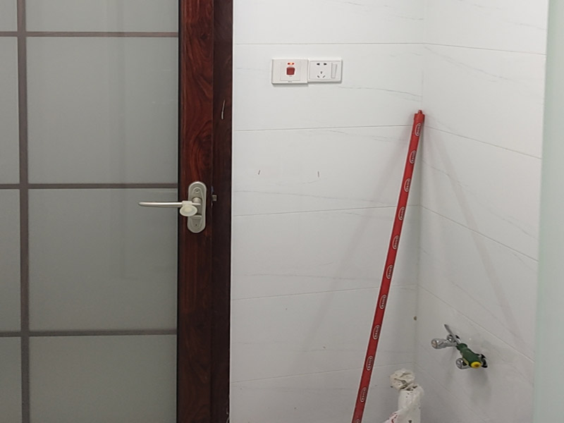 衛(wèi)生間裝修翻新：衛(wèi)生間改造中水電的改造尤為重要且需要最早開始著手，由于會(huì)涉及到浴霸采暖、燈光的線路走向、水管的入墻等問題，所以在改造之前需制定一個(gè)詳細(xì)的水電走向設(shè)計(jì)，從而提高安全質(zhì)量以及滿足裝修業(yè)主們生活的需要。其次就是需要對(duì)其做相應(yīng)的防水處理。因?yàn)樵谌粘５募彝ブ校l(wèi)生間的水是處處可見的，非常潮濕。衛(wèi)生間內(nèi)的防水涂料是由地面延伸到墻面的，涂刷過程中精良的保證厚度均勻。還需要處理好地面和墻面交界處的各類管件的涂刷。待防水處理完全確定后，等待地面干透就可以做后續(xù)的工程了。接下來就是貼瓷磚了。衛(wèi)生間改造中貼瓷磚不僅僅會(huì)有裝飾作用還能加強(qiáng)墻面和地面的防水效果。