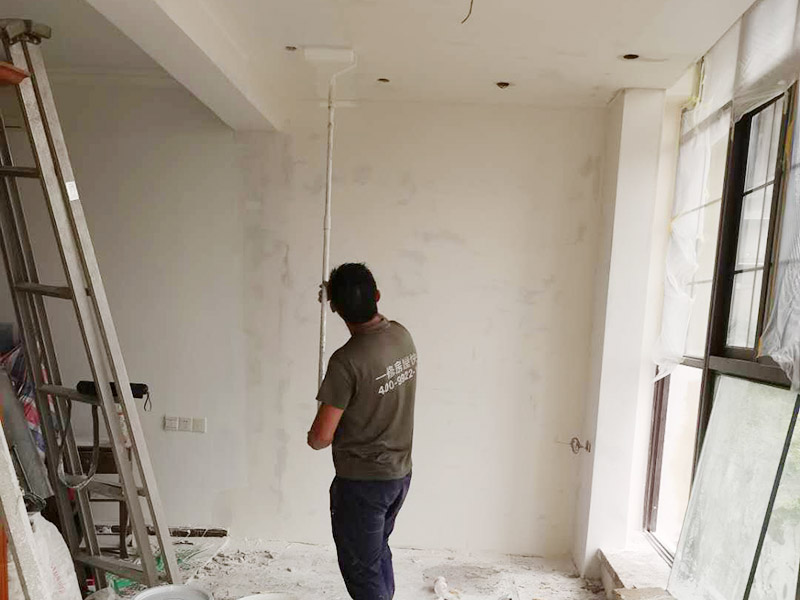 全屋墻面粉刷維修:清理舊墻面:在對墻面粉刷前要對我們的舊墻面進(jìn)行清理，不平的墻皮和污漬清理干凈。對舊墻進(jìn)行清理是墻面粉刷的第一步，是墻面粉刷的基礎(chǔ)工作，在清理舊墻面時要處理好，舊墻面的基礎(chǔ)墻面不受影響。 刮膩子粉:在對舊墻面進(jìn)清理之后就要多我們的墻面刮膩子粉處理，在刮膩子粉的時候要注意它顆粒的大小，顆粒越小越好，這樣對我們后期的墻面粉刷就方便得多了，當(dāng)然也可以在膩子粉中加一些白乳膠，來增加它本身的硬度。 打磨:墻面粉刷在對墻面進(jìn)行打磨時建議用密度比較小的砂紙來進(jìn)行打磨，這樣對墻體的影響會小一些，不會對墻面造成很大的影響和破壞，如果你用的是質(zhì)地較柔軟的膩子，就可以使用400-500號定的砂紙;如果使用的是質(zhì)地較硬的膩子，就可以使用360-400的號定的砂紙。在打磨時不要用太大的力，否則會在我們的墻體上留下痕跡。