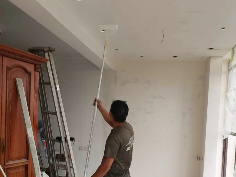 全屋墻面粉刷維修:清理舊墻面:在對墻面粉刷前要對我們的舊墻面進(jìn)行清理，不平的墻皮和污漬清理干凈。對舊墻進(jìn)行清理是墻面粉刷的第一步，是墻面粉刷的基礎(chǔ)工作，在清理舊墻面時要處理好，舊墻面的基礎(chǔ)墻面不受影響。 刮膩子粉:在對舊墻面進(jìn)清理之后就要多我們的墻面刮膩子粉處理，在刮膩子粉的時候要注意它顆粒的大小，顆粒越小越好，這樣對我們后期的墻面粉刷就方便得多了，當(dāng)然也可以在膩子粉中加一些白乳膠，來增加它本身的硬度。 打磨:墻面粉刷在對墻面進(jìn)行打磨時建議用密度比較小的砂紙來進(jìn)行打磨，這樣對墻體的影響會小一些，不會對墻面造成很大的影響和破壞，如果你用的是質(zhì)地較柔軟的膩子，就可以使用400-500號定的砂紙;如果使用的是質(zhì)地較硬的膩子，就可以使用360-400的號定的砂紙。在打磨時不要用太大的力，否則會在我們的墻體上留下痕跡。