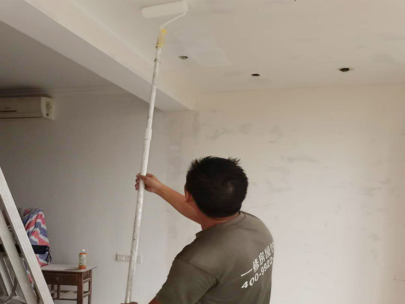 全屋墻面粉刷維修:清理舊墻面:在對墻面粉刷前要對我們的舊墻面進(jìn)行清理，不平的墻皮和污漬清理干凈。對舊墻進(jìn)行清理是墻面粉刷的第一步，是墻面粉刷的基礎(chǔ)工作，在清理舊墻面時要處理好，舊墻面的基礎(chǔ)墻面不受影響。 刮膩子粉:在對舊墻面進(jìn)清理之后就要多我們的墻面刮膩子粉處理，在刮膩子粉的時候要注意它顆粒的大小，顆粒越小越好，這樣對我們后期的墻面粉刷就方便得多了，當(dāng)然也可以在膩子粉中加一些白乳膠，來增加它本身的硬度。 打磨:墻面粉刷在對墻面進(jìn)行打磨時建議用密度比較小的砂紙來進(jìn)行打磨，這樣對墻體的影響會小一些，不會對墻面造成很大的影響和破壞，如果你用的是質(zhì)地較柔軟的膩子，就可以使用400-500號定的砂紙;如果使用的是質(zhì)地較硬的膩子，就可以使用360-400的號定的砂紙。在打磨時不要用太大的力，否則會在我們的墻體上留下痕跡。